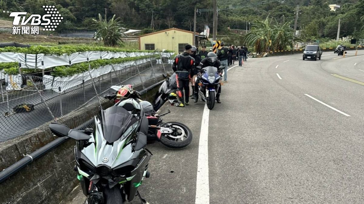 新竹男跑台3過彎慘自摔!連人帶車噴飛猛撞4重機 無照下場慘了