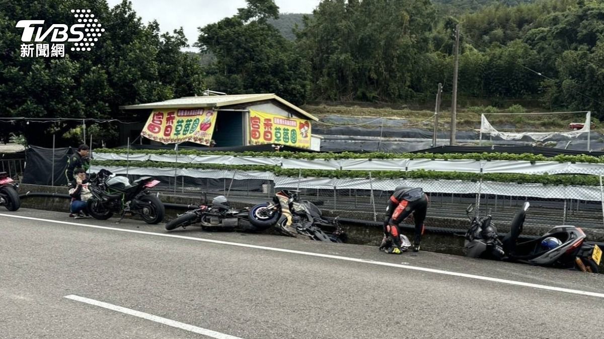 新竹男過彎自摔，連人帶車噴飛，撞上路邊4重機。（圖／TVBS）