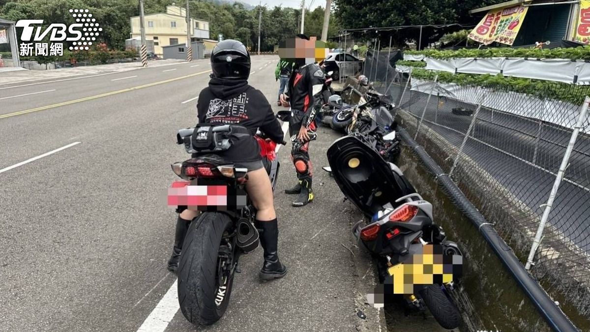 新竹男過彎自摔，連人帶車噴飛，撞上路邊4重機。（圖／TVBS）