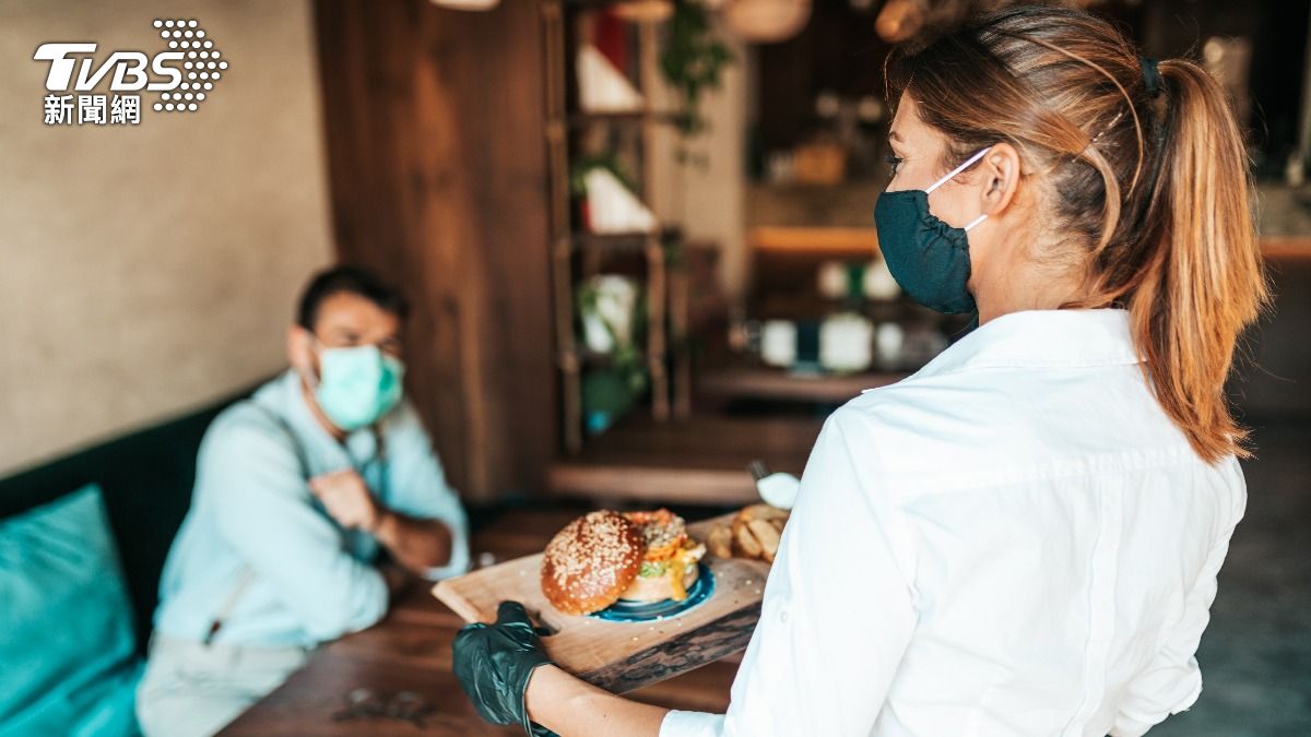 女上菜突被逼戴口罩!奧客嗆「你有病怎辦」 網全搖頭:皇帝姿態