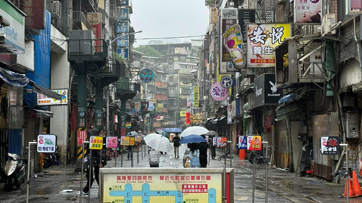 路霸?基隆廟口夜市出現「一排鐵柱」擋道被罵爆 管委會急澄清