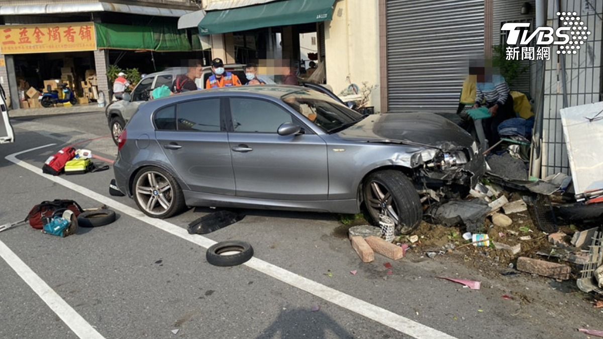 快訊/台南轎車暴衝撞柱!橫掃住宅雜物、機車 驚悚畫面曝