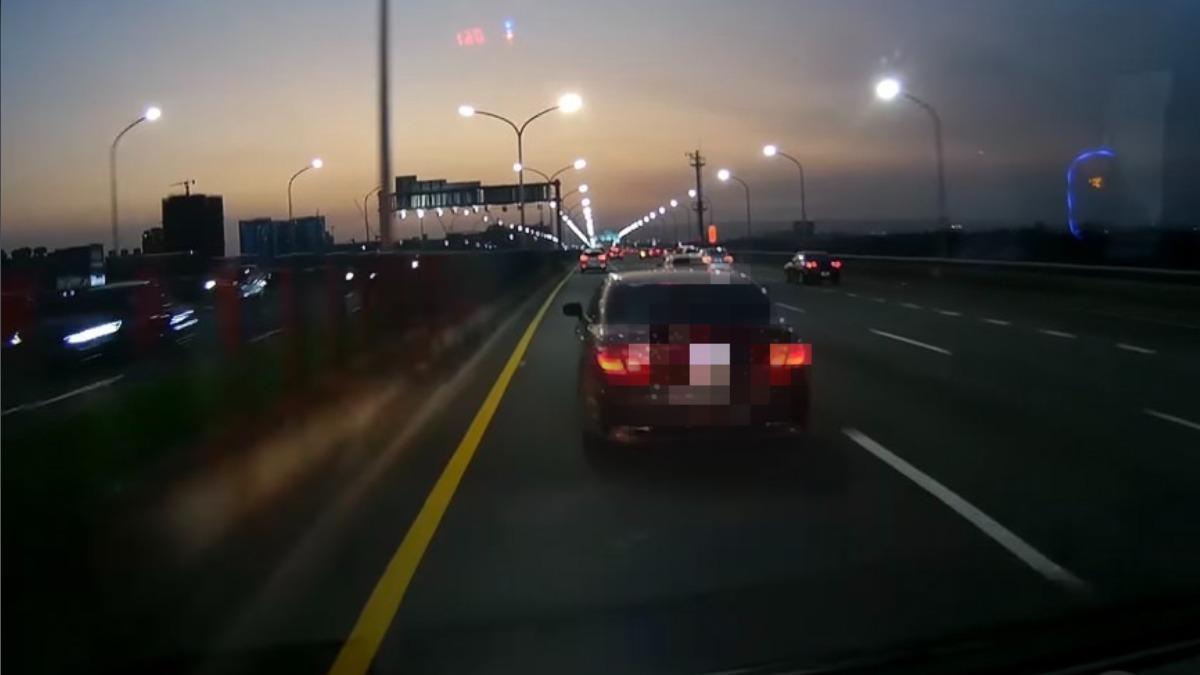 沒聽見?台中惡駕駛不讓鳴笛救護車 「狂踩27次煞車」擋路
