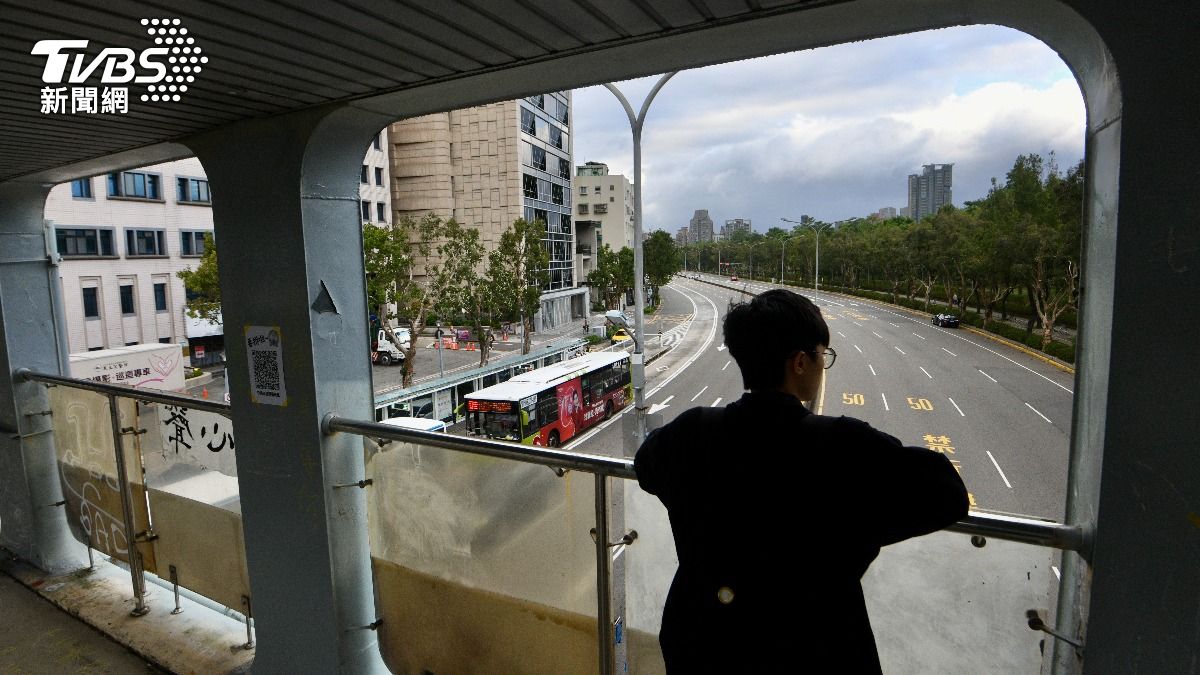 台北市政府4日將封閉和平東新生南路口天橋5日進行拆除,引發民間團體反彈質疑拆除城市記憶是否必要,許多民眾則在最後時刻上天橋拍照留念。(圖/胡瑞麒攝)