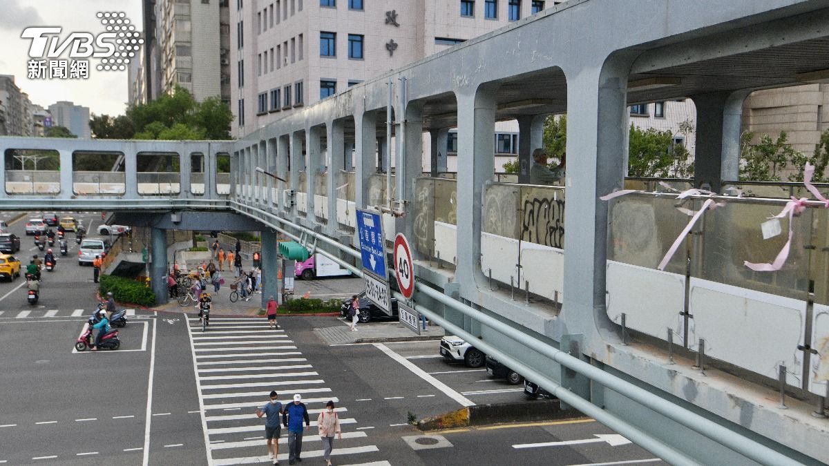 「守護和平新生陸橋」千人聚集反對拆,蔣萬安:持續溝通。(圖/記者胡瑞麒攝)