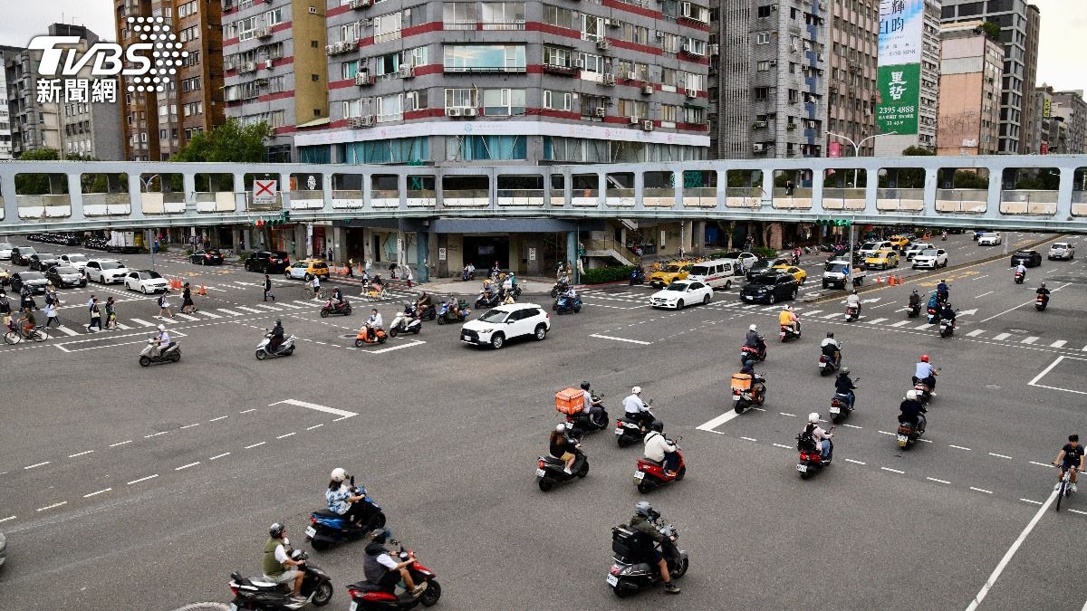 「守護和平新生陸橋」千人聚集反對拆,蔣萬安:持續溝通。(圖/記者胡瑞麒攝)