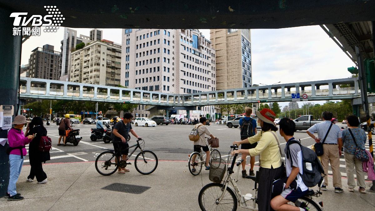 「守護和平新生陸橋」千人聚集反對拆,蔣萬安:持續溝通。(圖/記者胡瑞麒攝)
