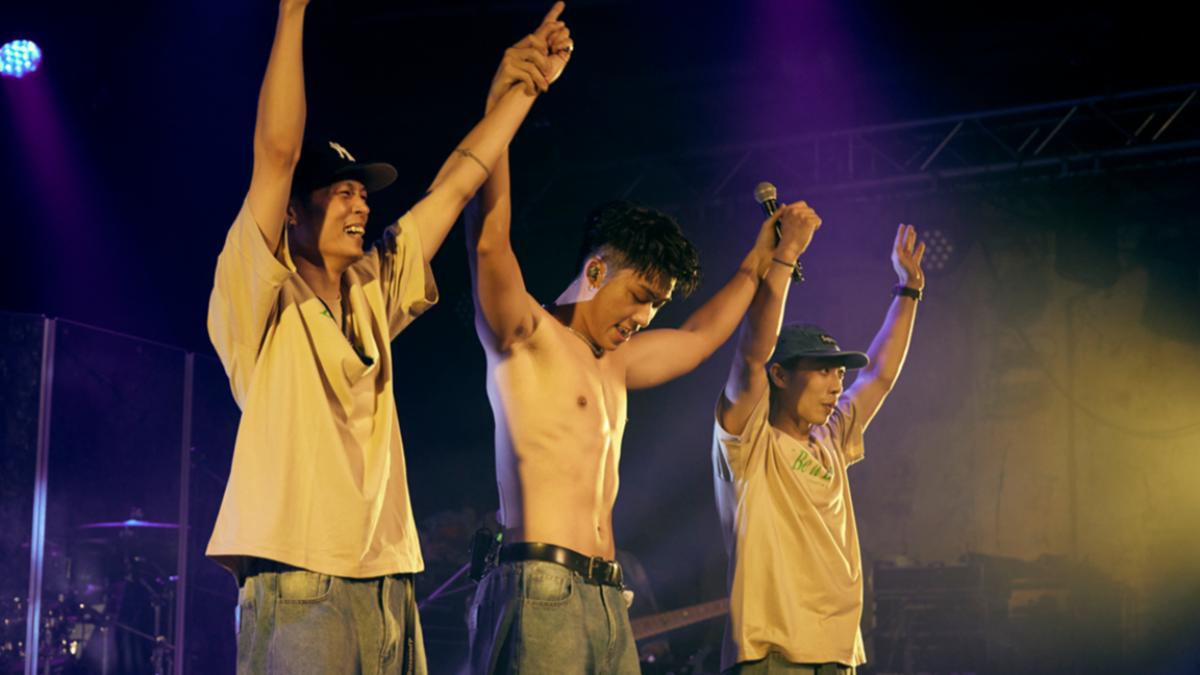 小色魔駕到!王ADEN上衣全脱了 「超大肌肌」全看光