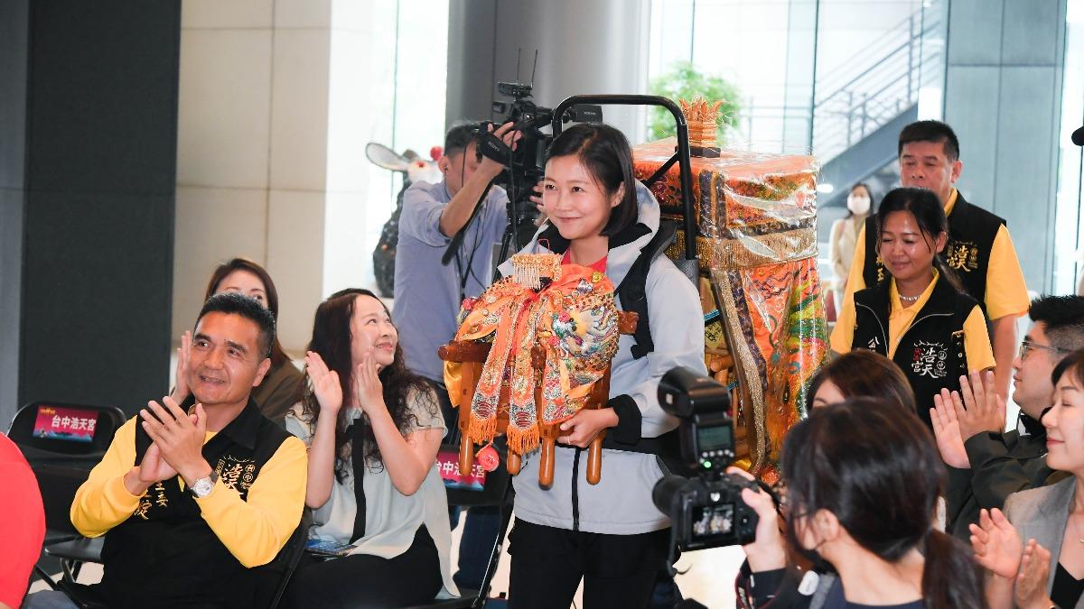 阿白這次扛著神明登頂玉山。(圖/三立提供)