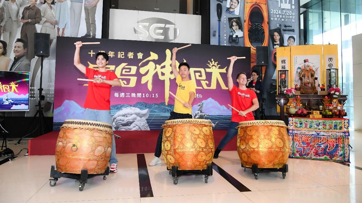 王品澔(左)、香蕉及賈斯汀現場擊鼓。(圖/三立提供)