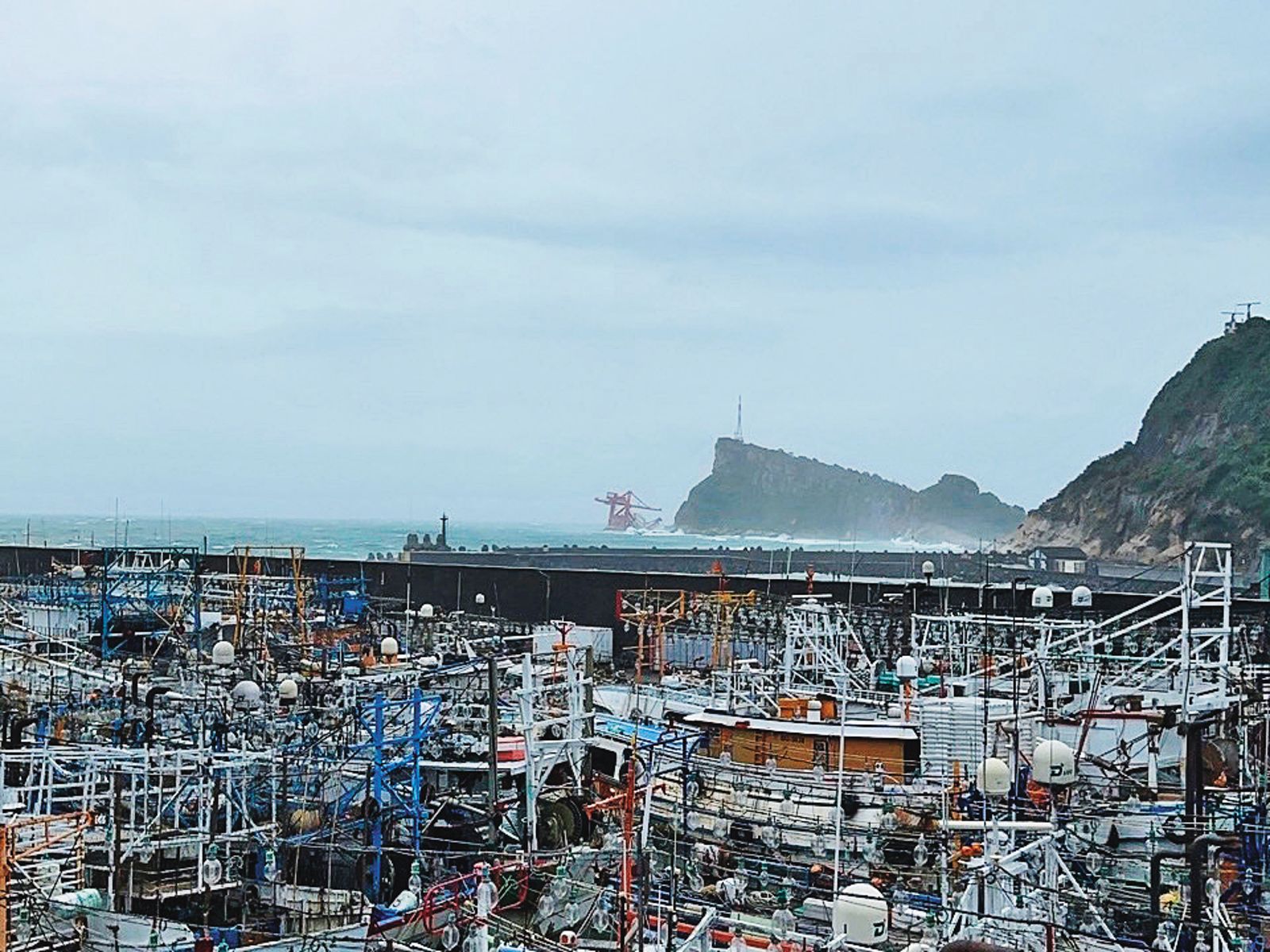 一艘中國籍貨輪因颱風巨浪擱淺，最後在野柳海域棄船。（圖／新北市環保局提供）