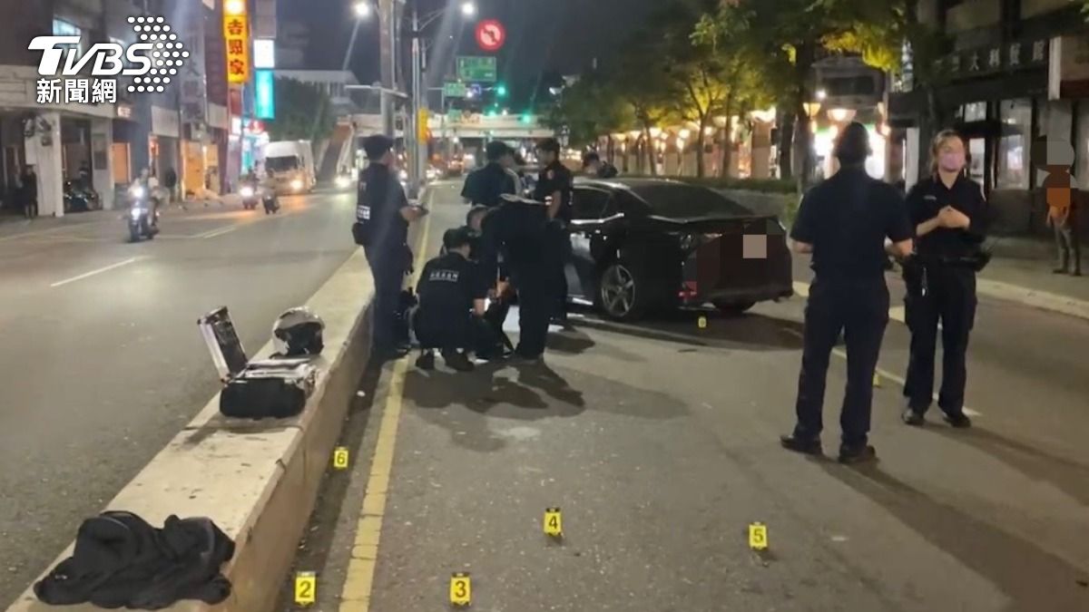 新莊男掛假車牌拒盤查 倒車撞警「驚險13槍」破窗逮人