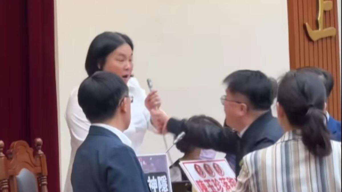 吳秉叡審財劃法爆氣摔麥克風!同黨女立委成苦主 王鴻薇轟慣犯