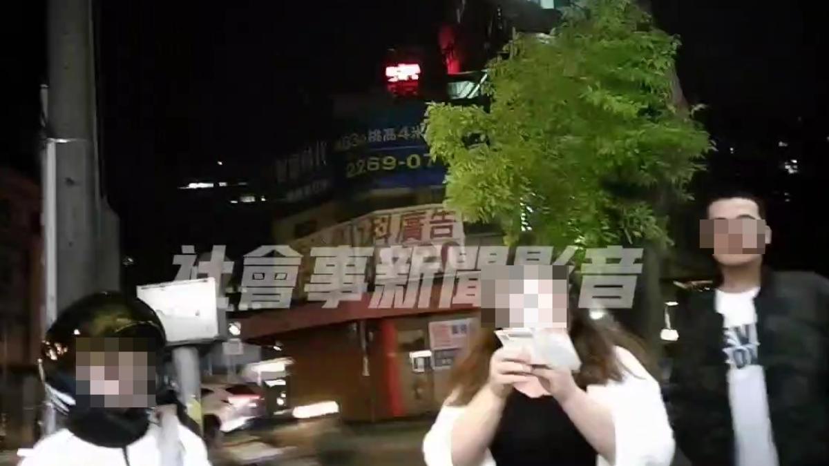 檢舉人遭包圍打電話報案。(圖/社會事新聞影音)