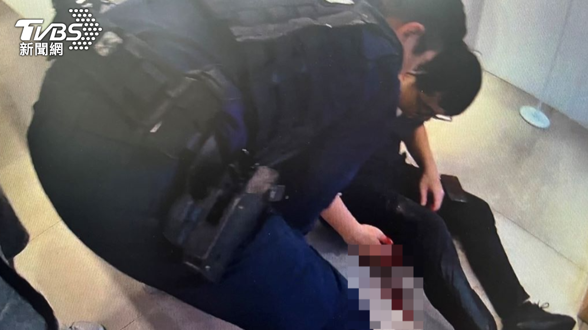員警及時用止血帶阻止傷者繼續失血。（圖／TVBS）