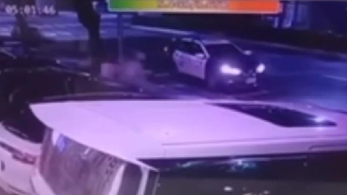 有片/太囂張!台中男為討5萬 「警車旁」亂棒狂敲賓士出氣