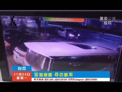 黃男憤而蒙面持棍棒砸2台車，持續20秒。（圖／翻攝自社會事影音）