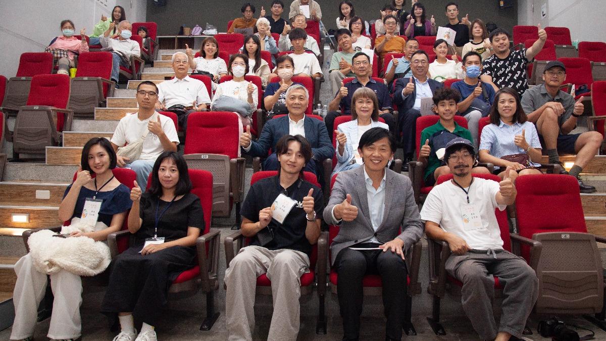 短片導演李旖樂(前排左起)、沙韻希洛、林政勳、臺南市副市長葉澤山、温景輝。(圖/張作驥電影工作室)