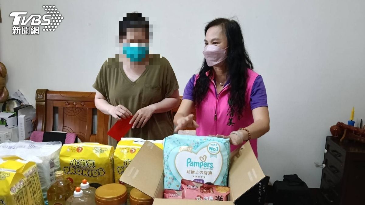 物資贈予婦人。(圖/TVBS)