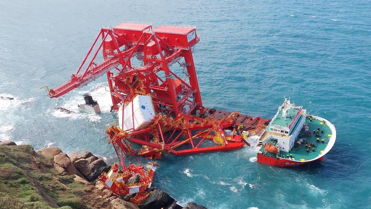 陸籍貨輪「鈺洲啟航」野柳擱淺6天 還在找大船助抽油