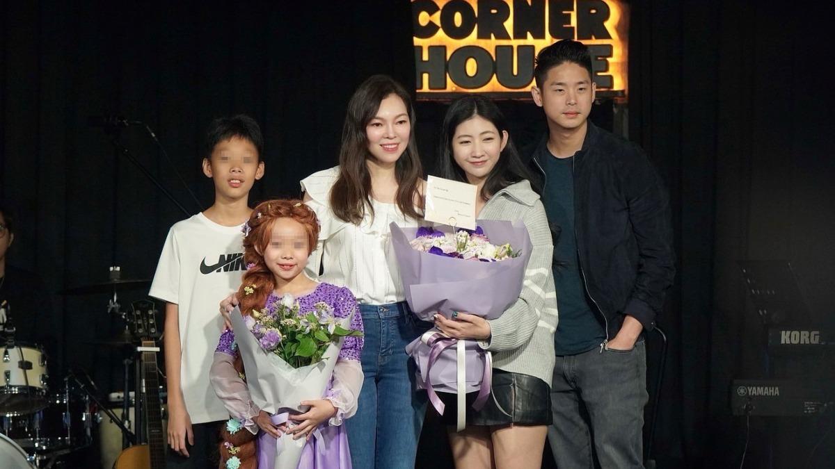 郭台銘小公主Bella精采表演獲得滿堂彩,曾馨瑩帶哥哥及友人上台獻花留影。(圖/喜歡音樂提供)