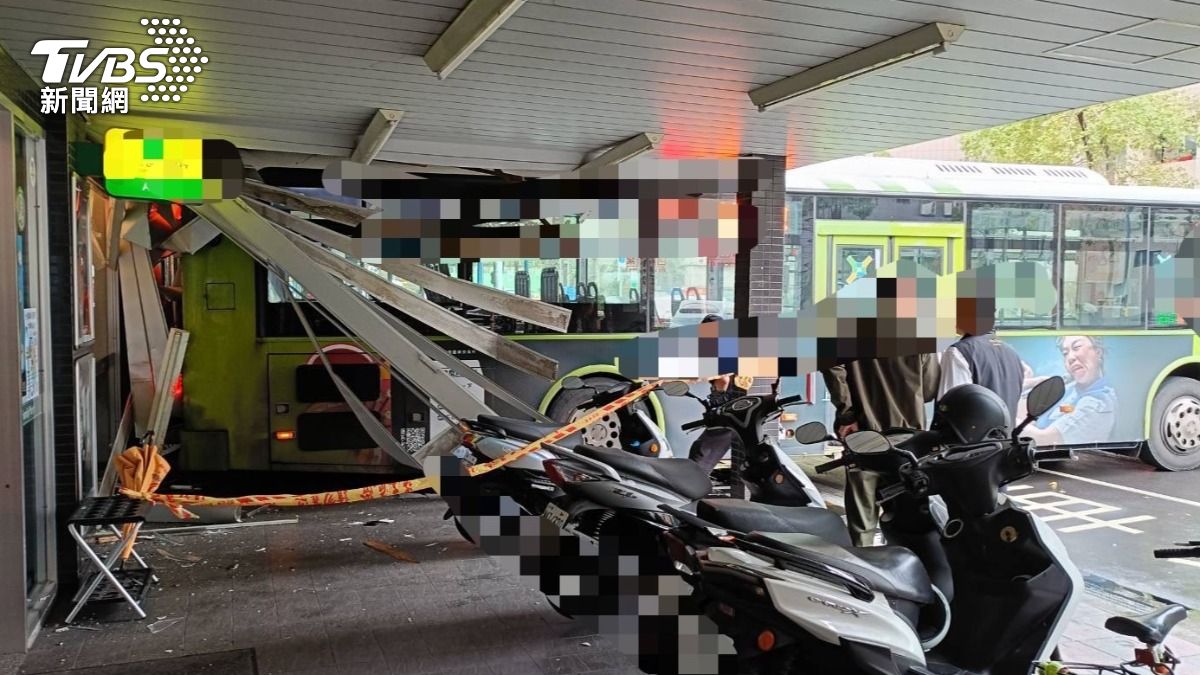 北市信義區無人公車「插進騎樓」 車尾卡超商誇張影像曝光