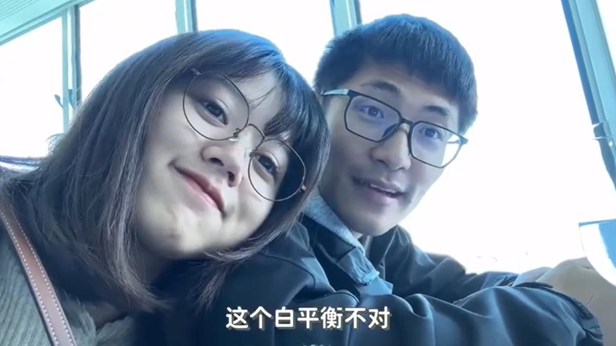 小魚(左)和Tim強調婚姻中沒有外力介入,純粹是夫妻間出現磨合無效的問題。(圖/翻攝自情竽微博)