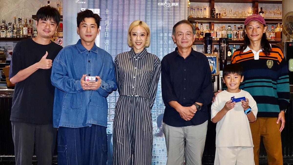 導演胥昌浩(左起)、黃迪揚、方宥心、林志儒、黃宥凱、製作人王威人出席《選物家》茶敘。(圖/公視提供)