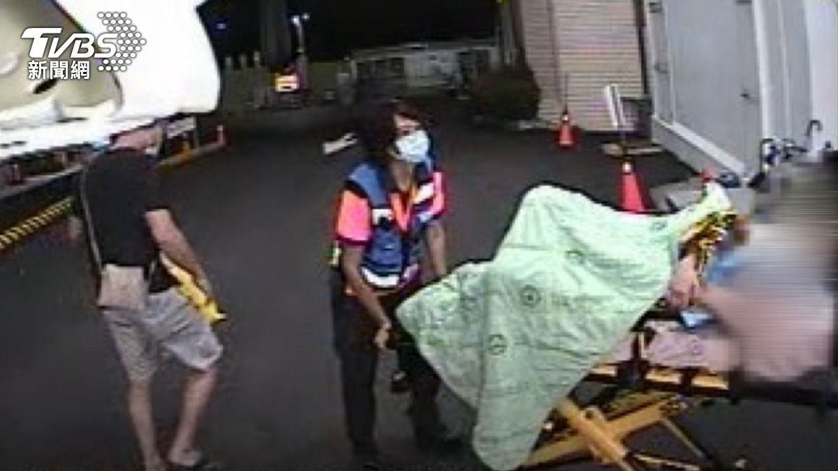 孕婦國道上分娩 2消防員成產婆路肩緊急接生「母女均安」