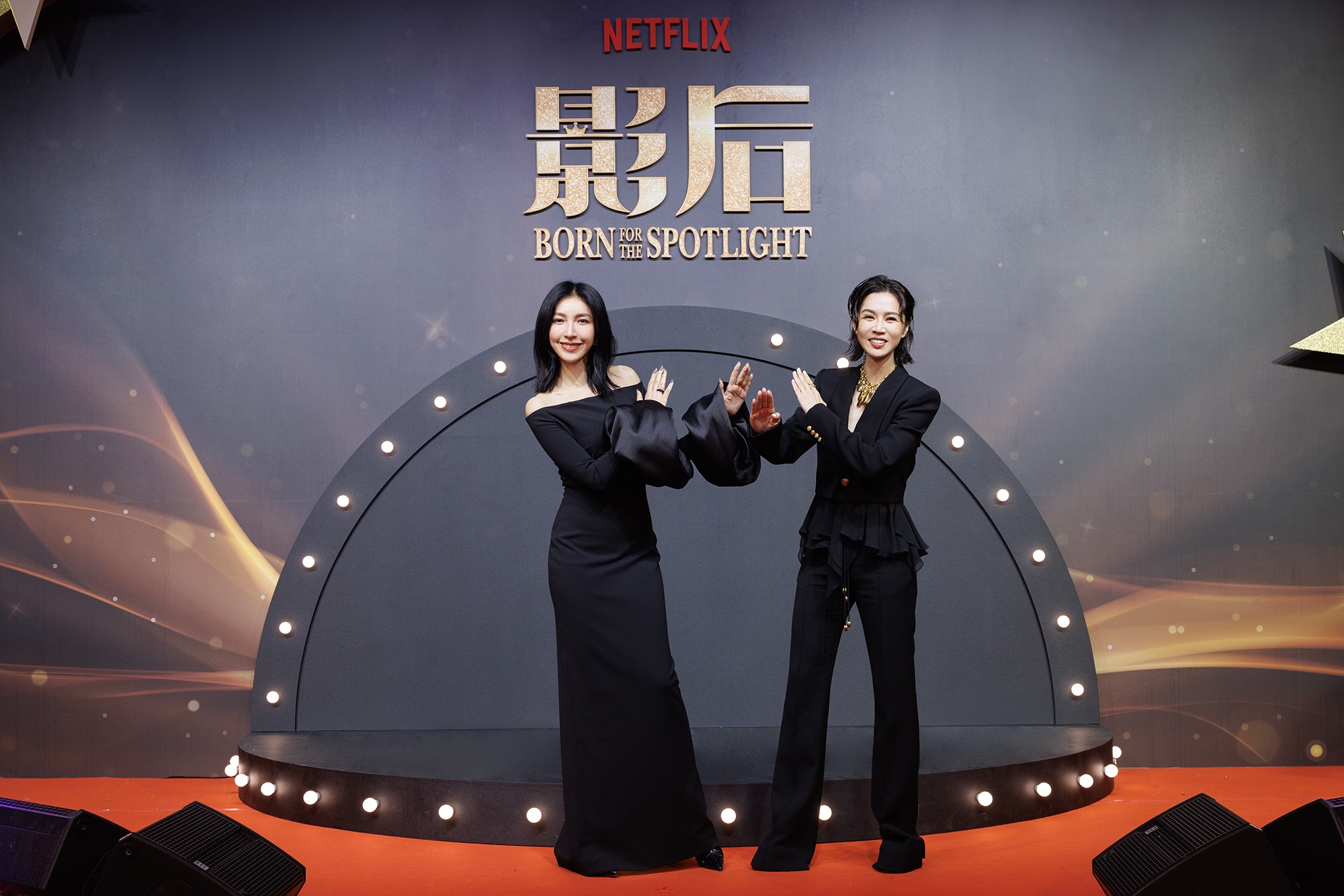 楊謹華(左)、謝盈萱飾相愛相殺閨密檔。(圖/Netflix提供)