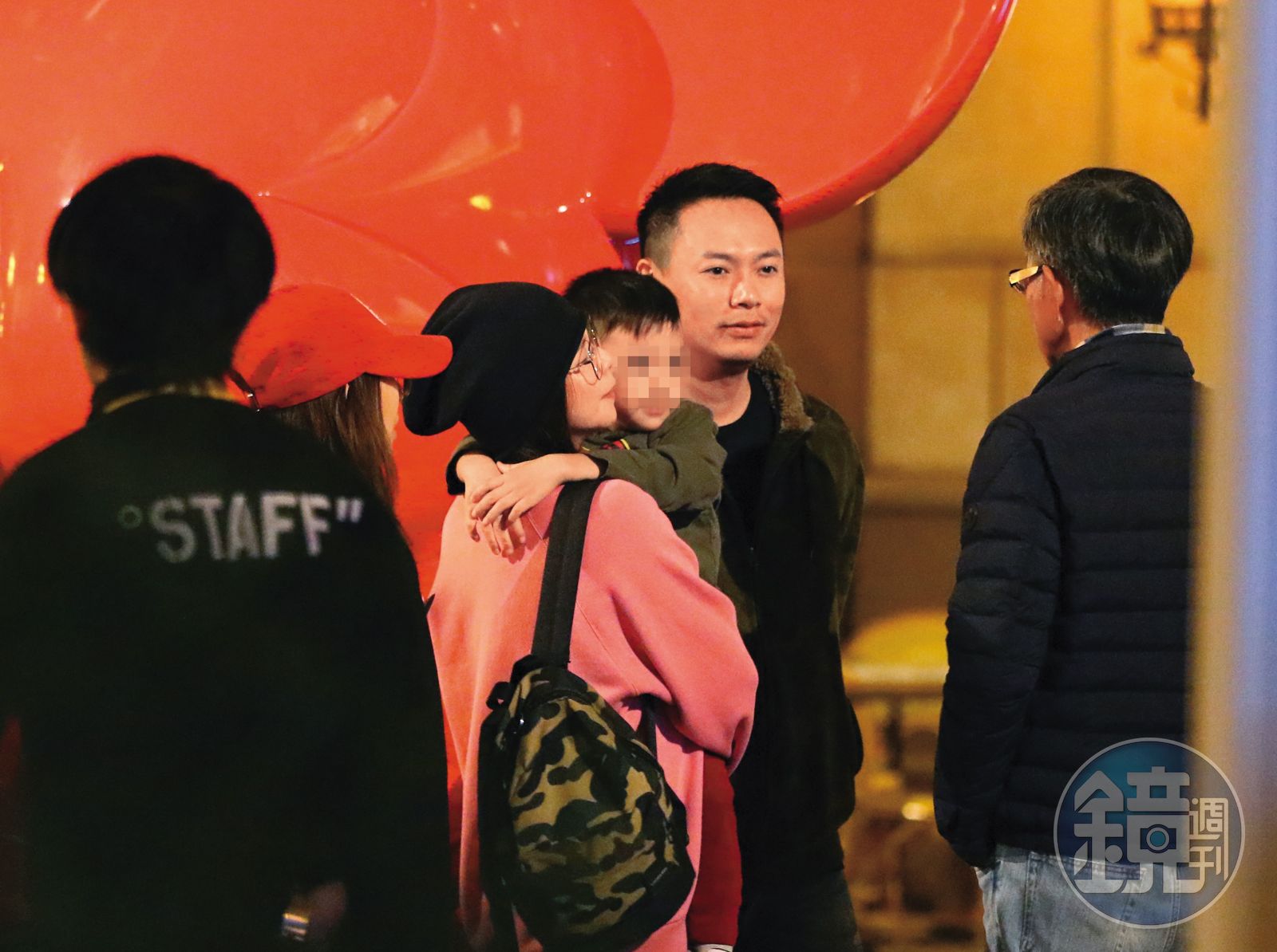 徐若瑄(左三)相當疼愛兒子Dalton,未與李雲峰(右二)離婚前,經常一家三口出門與友人聚會。(圖/鏡週刊)