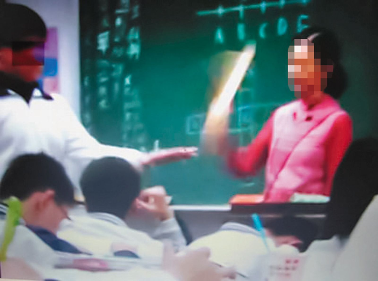 簡姓老師用棍子、手、書本毆打學童，導致學童身心受創。（示意圖／翻攝畫面）