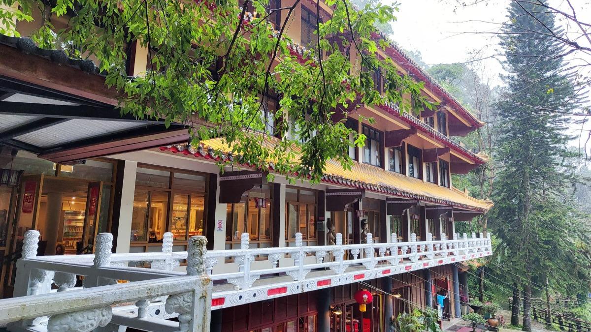 快訊/烏來雲仙樂園火警!疑餐廳排油煙機起火 消防「搭纜車」救援
