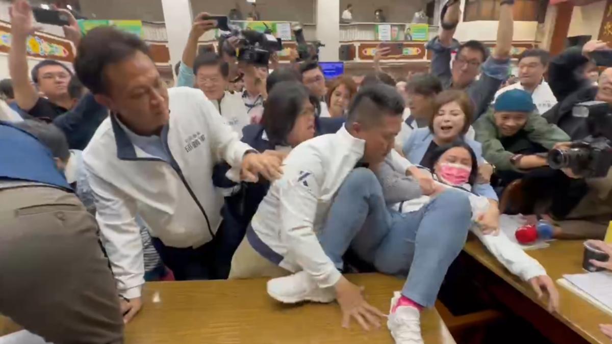 藍綠爆衝突！《財劃法》3分鐘出委員會　陳玉珍遭「壓桌暴打」