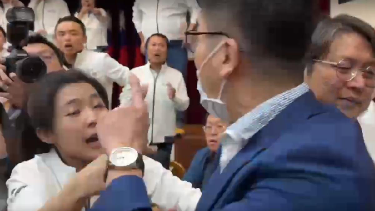 藍綠戰《財劃法》波及媒體 徐巧芯曝影片:鍾佳濱發狂打記者