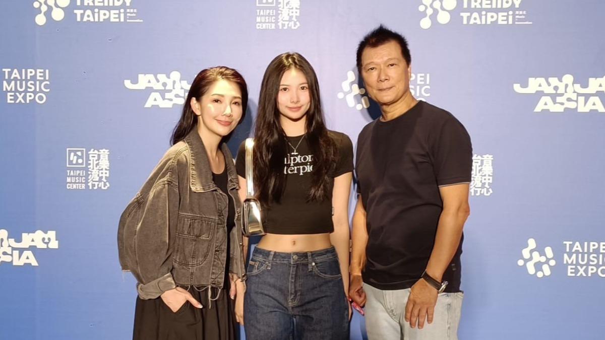 蔡詩萍(右)和林書煒(左)相當疼愛19歲女兒蔡中泠。(圖/翻攝自蔡詩萍臉書)