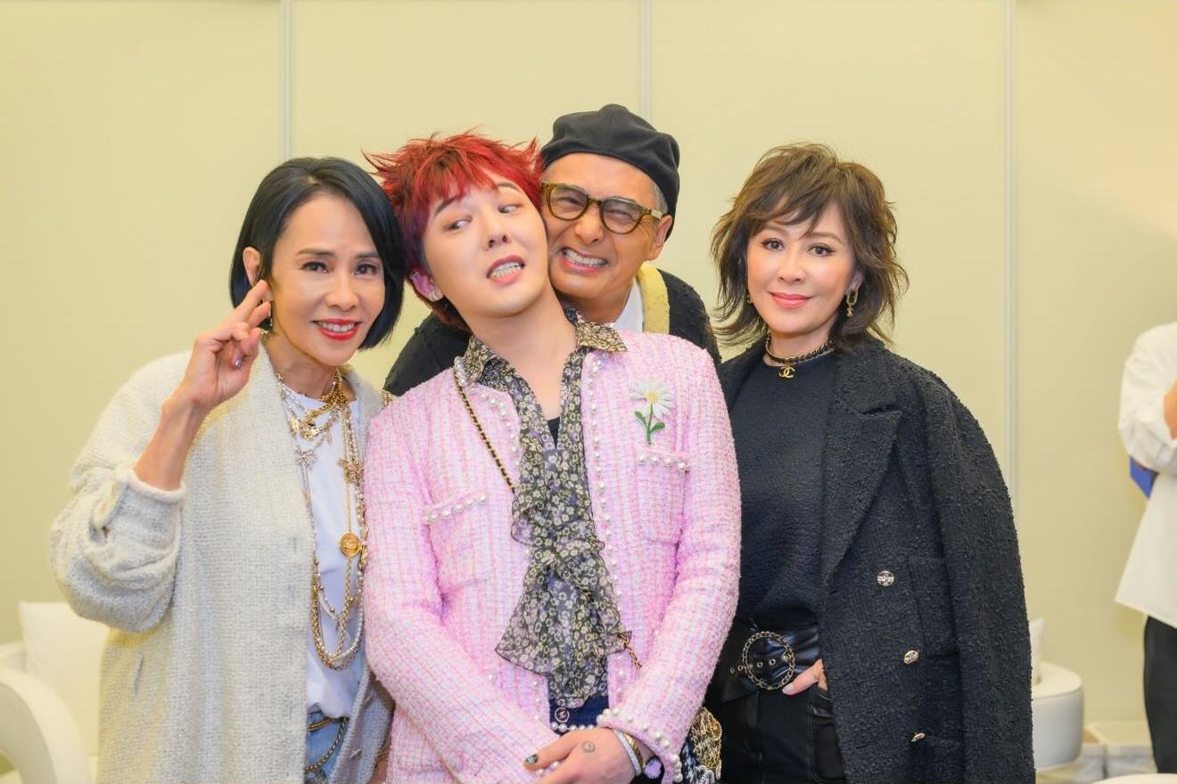 GD（左二）、周潤發（右二）俏皮合照。（圖／翻攝自劉嘉玲IG）