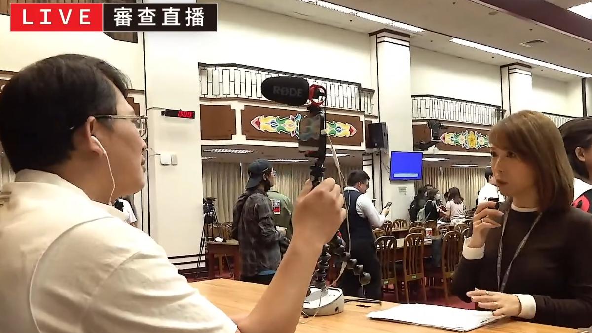 民眾黨立院黨團今在財政委員會開直播。(圖/翻攝自民眾之聲YT)