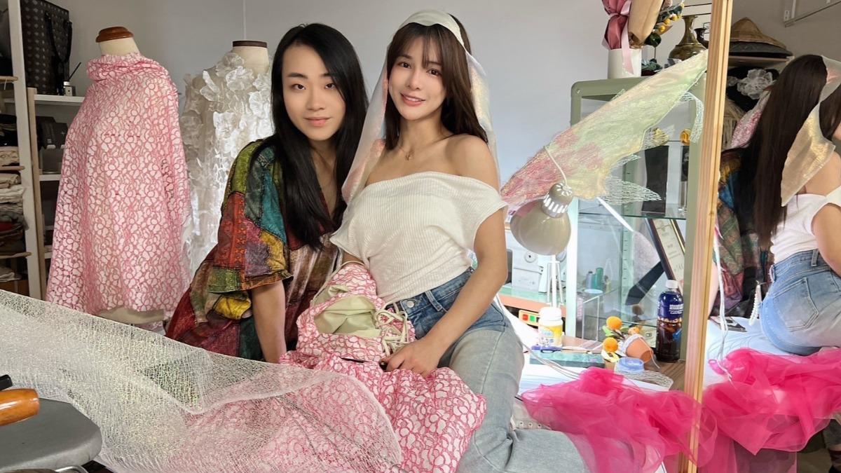 林岱縈(右)向台北好時尚TOP時裝設計大賞金獎設計師胡俊丞拜師學藝。(圖/紅心字會提供)