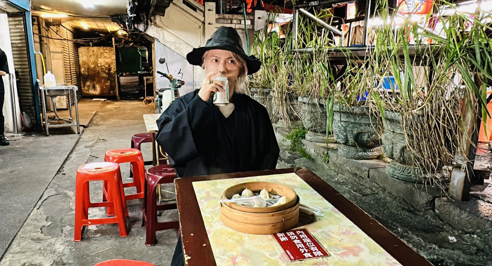 HYDE昨天跑去士林夜市。(圖/翻攝自HYDE推特)