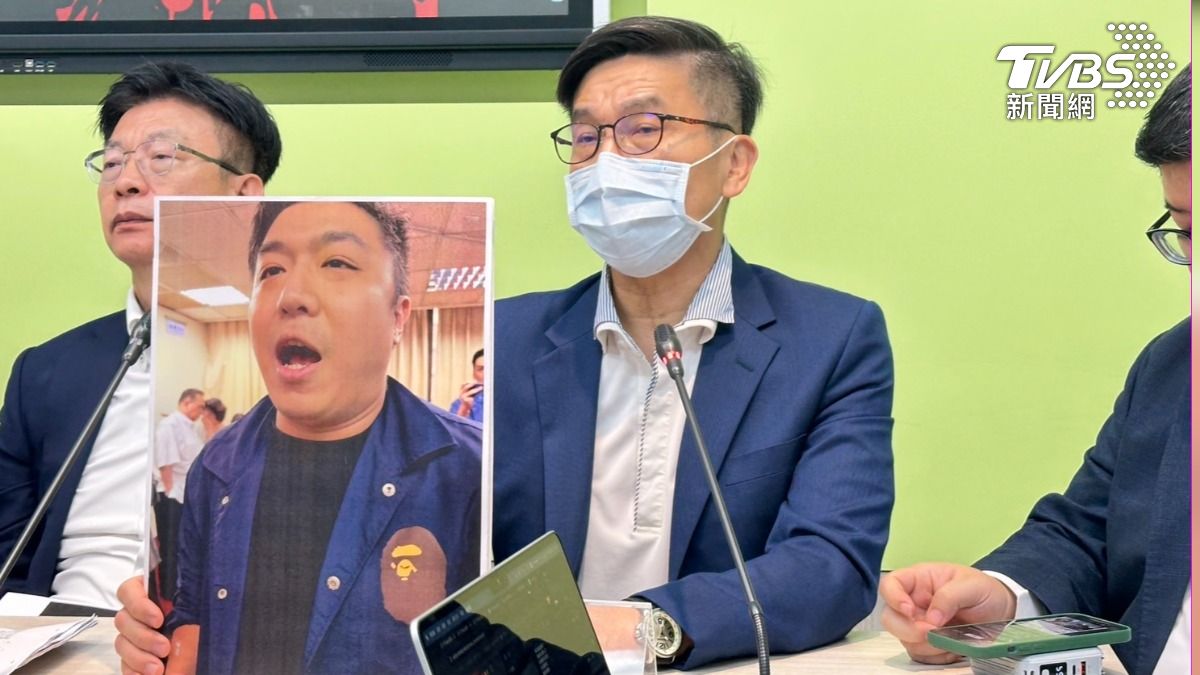 鍾佳濱表示，自己的手機被藍營助理打掉，還被該助理嗆聲。（圖／潘袁詩羽攝）