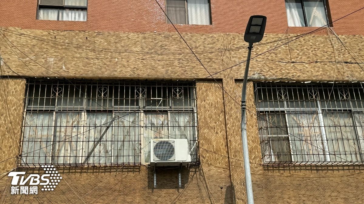 只見住處早已深鎖大門人去樓空。(圖/TVBS)