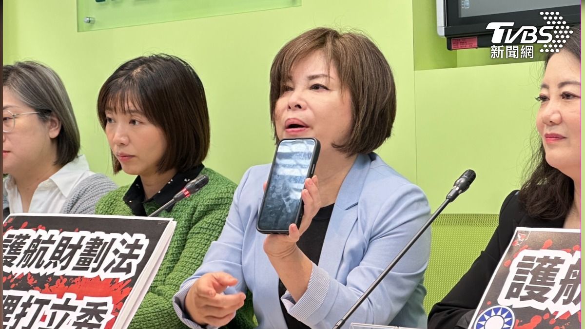 賴惠員透露，自己被男藍委踹一腳在臉上。（圖／潘袁詩羽攝）