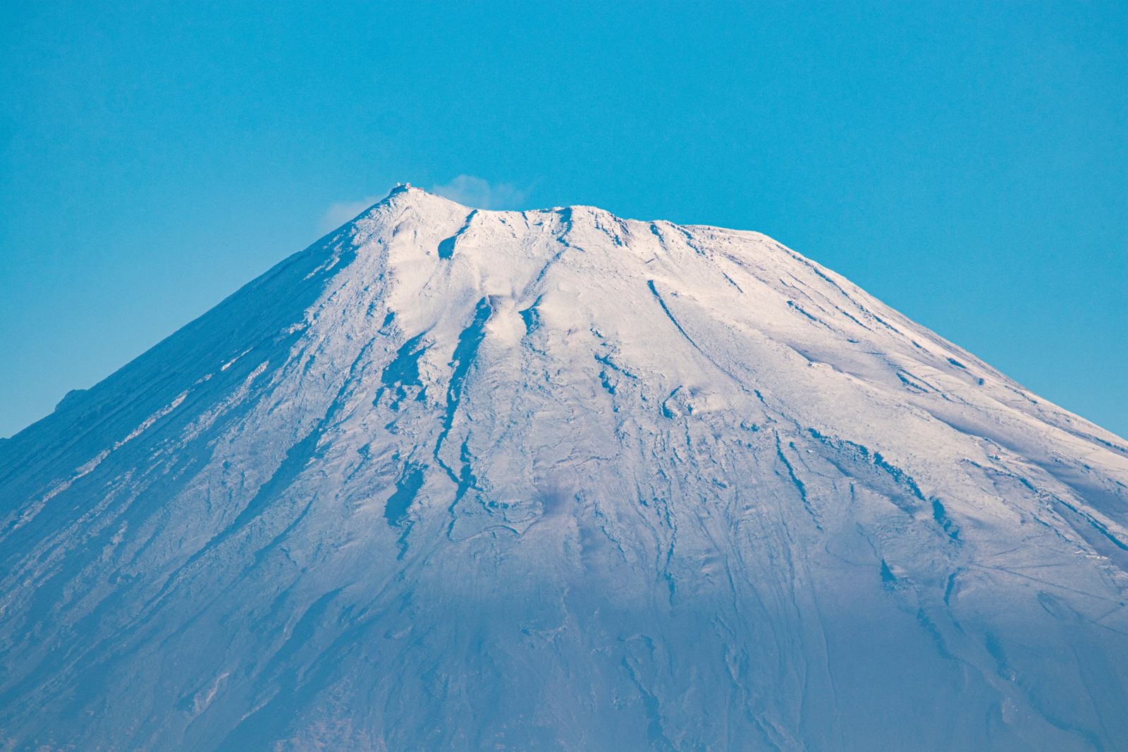 富士山山頂被白雪覆蓋。(翻攝X@Fujishi_jp)