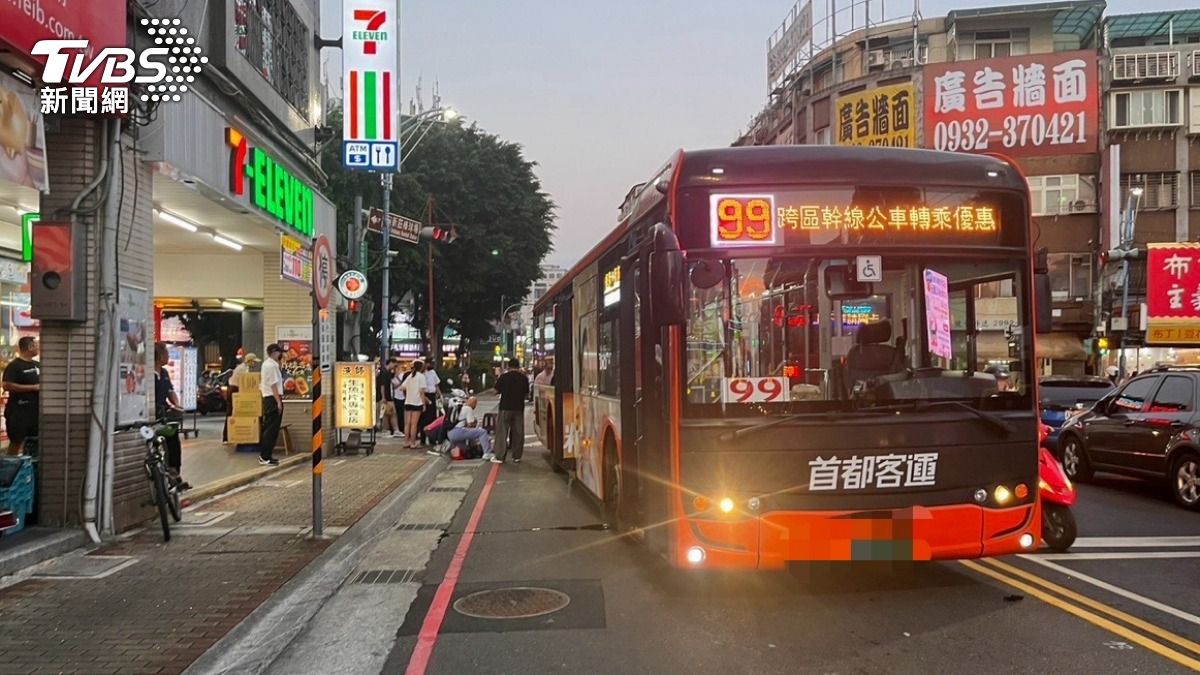 公車右轉時未禮讓行人,當場撞倒老婦人。(圖/TVBS)
