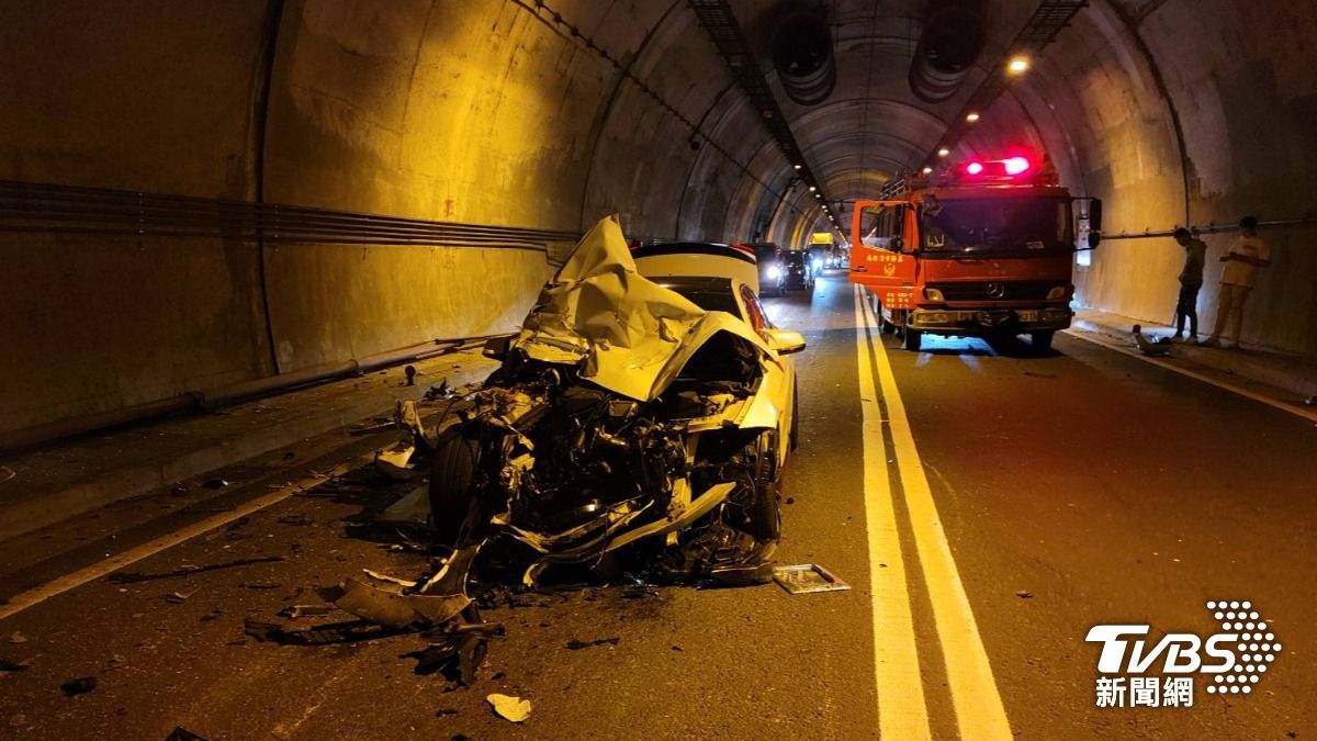 中崙隧道追撞事故！BMW撞小貨車「車頭全爛」　1人傷送醫