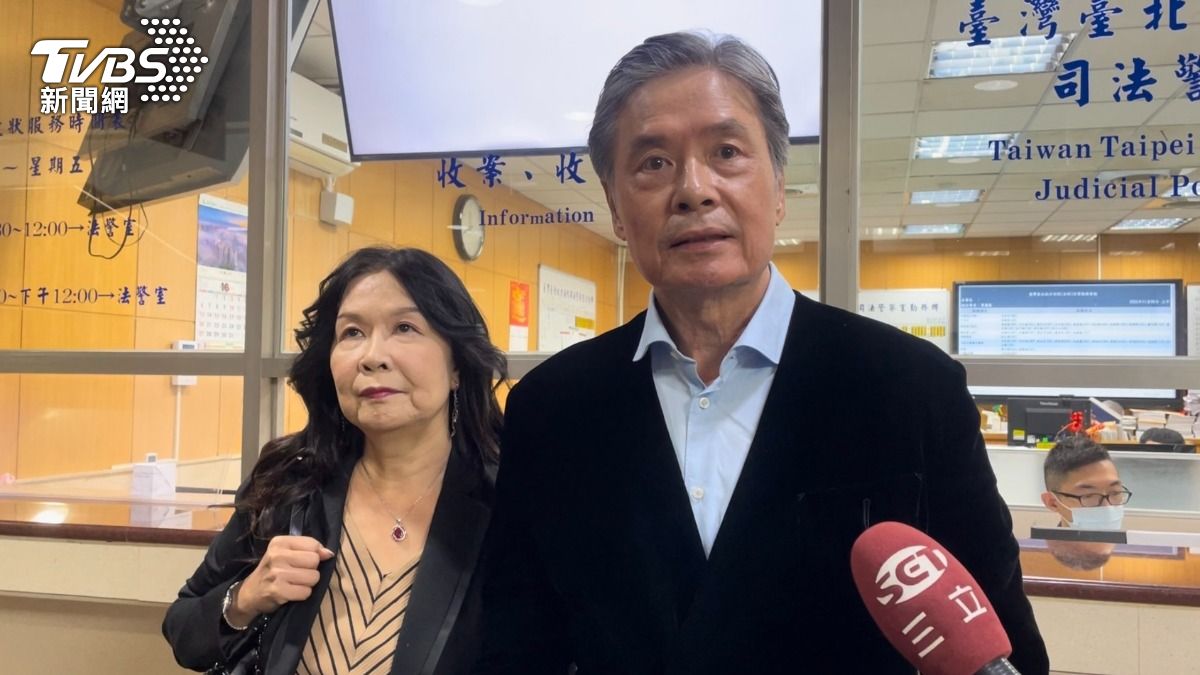 金溥聰與律師慶啟人。(圖/潘千詩攝)