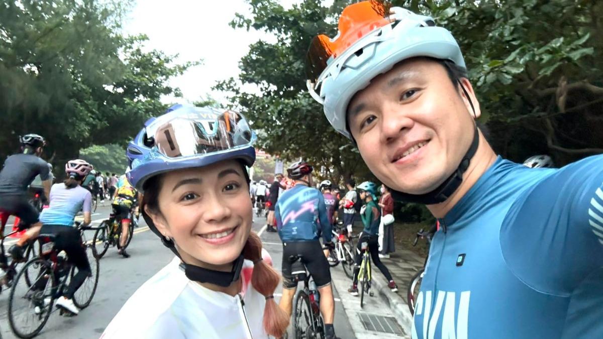 柯以柔(左)和男友常在臉書放閃。(圖/翻攝自柯以柔臉書)