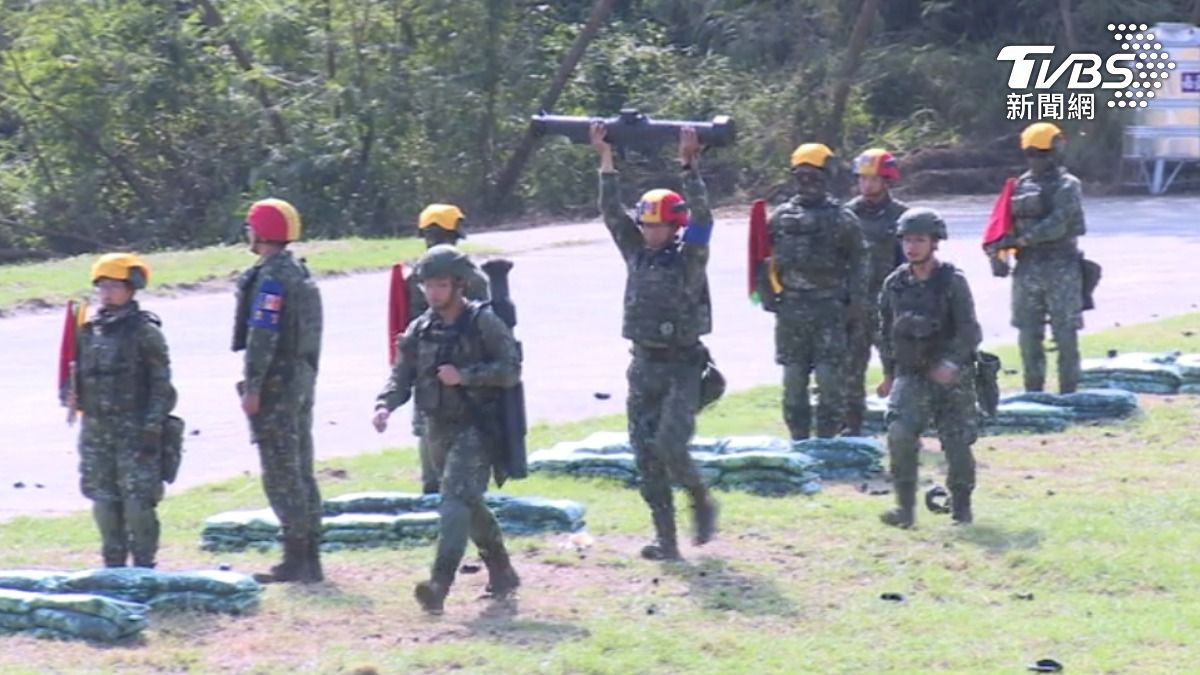陸軍今日公開首批一年期義務役役男「基地戰力鑑測」實況,一枚紅隼火箭彈出現「不發火」的故障狀況。(圖/TVBS)