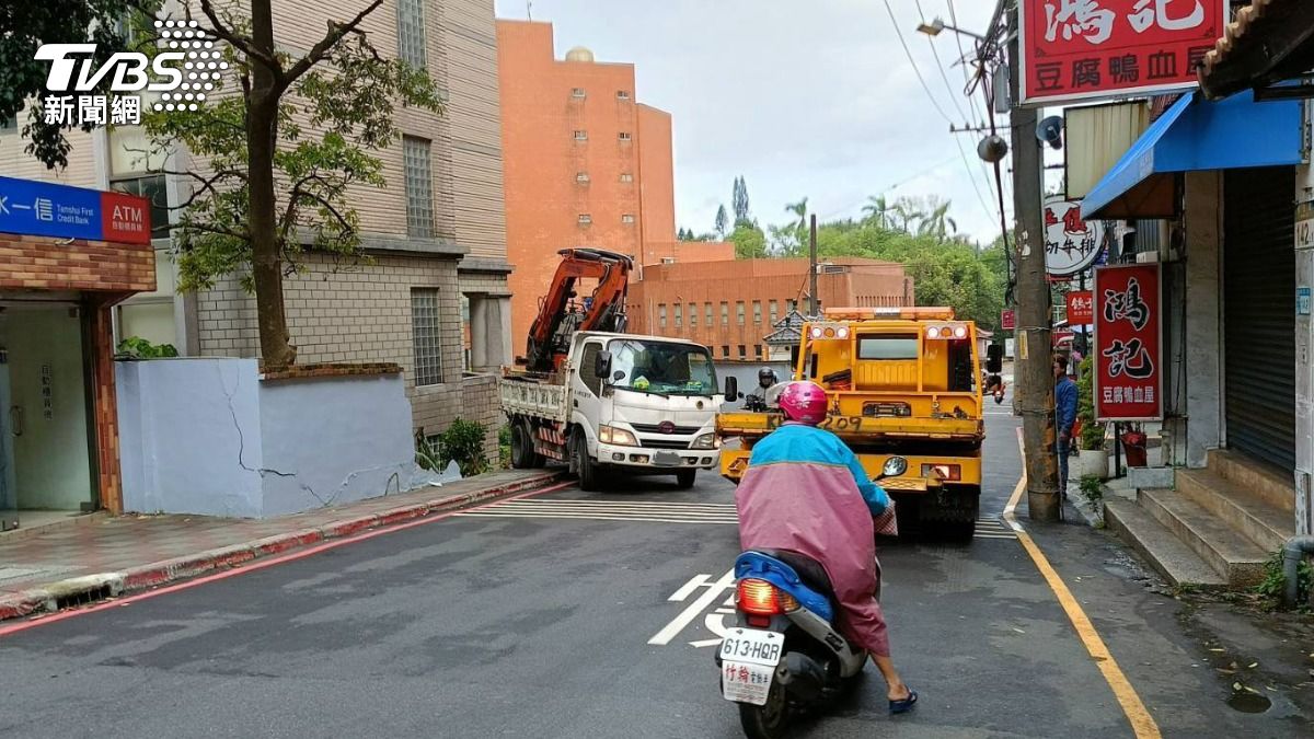 小貨車撞破真理大學圍牆。(圖/TVBS)